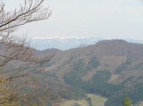 Zasnežený kopec tam, kopec bez snehu tu