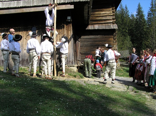 Chlapci a dievčatá pri stavaní májov 2