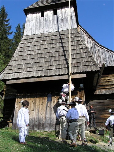 Chlapci pri stavaní májov