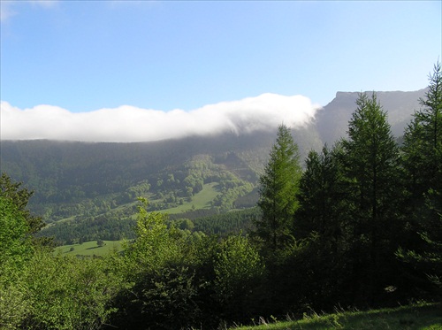 Kľak kľačí nad oblakmi