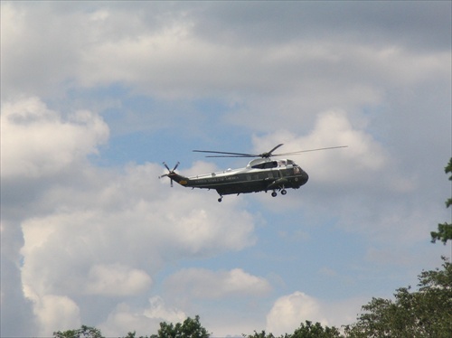 Prelet Marine One ponad Washington, DC