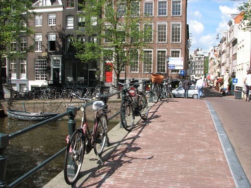 Bicykle na mostíku cez Keizersgracht