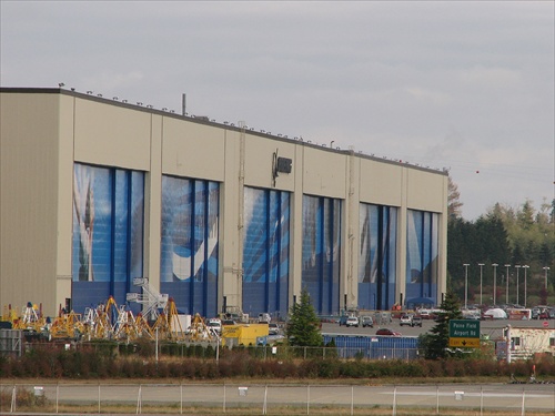 Za tými veľkými dverami vpravo sa vyrába Dreamliner