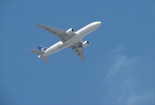 Saudi Arabian Airlines Boeing 777 nad zámkom Schönbrunn