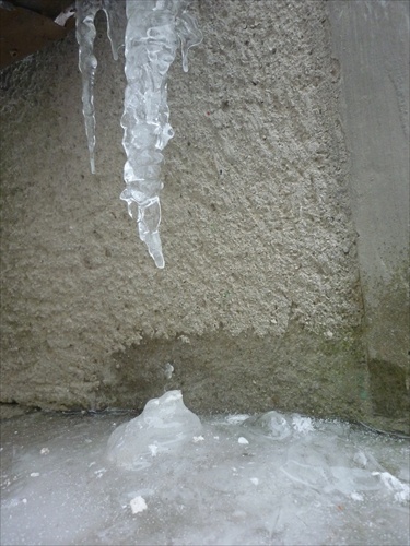 cencúľový stalagmit a stalagtit