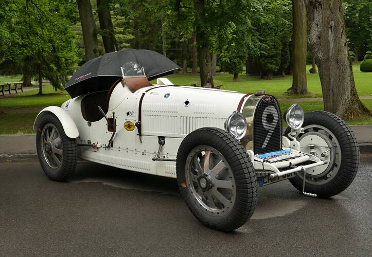Bugatti pod dáždnikom