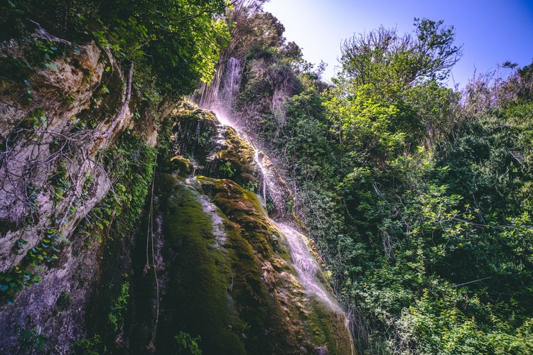 Vodopád Kremiotis uprostred figovníkových lesov