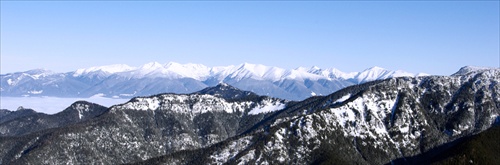 Pohľad na naše Tatry zo svahov v Jasnej.