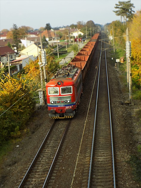 Na druhej koľaji prichádza vlak.....