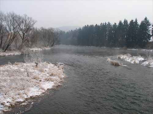 Mrazivý opar nad riekou