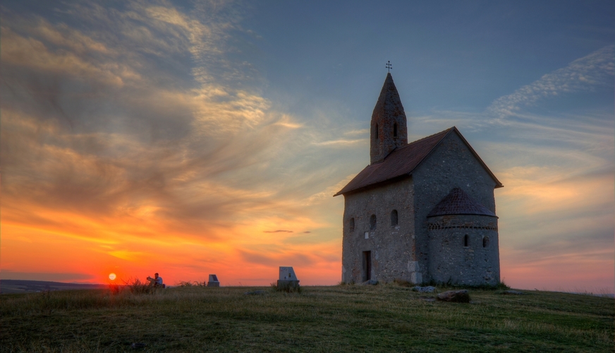 Večer pri kostole sv. Michala archanjela