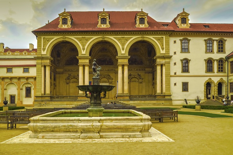 Valdštejnský palác