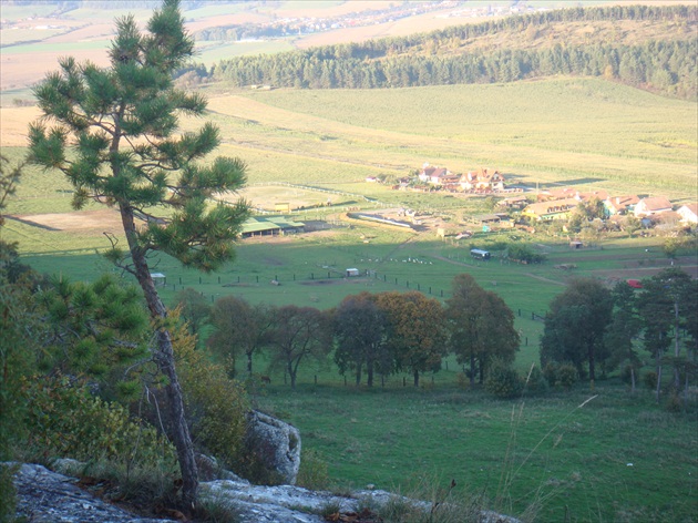 Dedinka v údolí