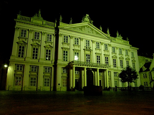 Primaciálny palác, Primaciálne námestie