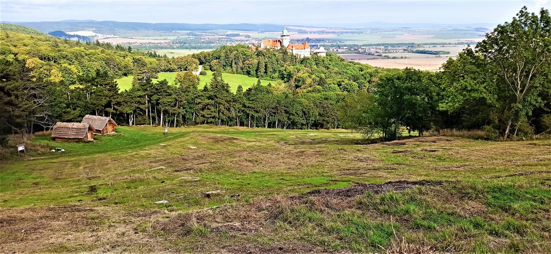 Smolenice zámok a Molpír.