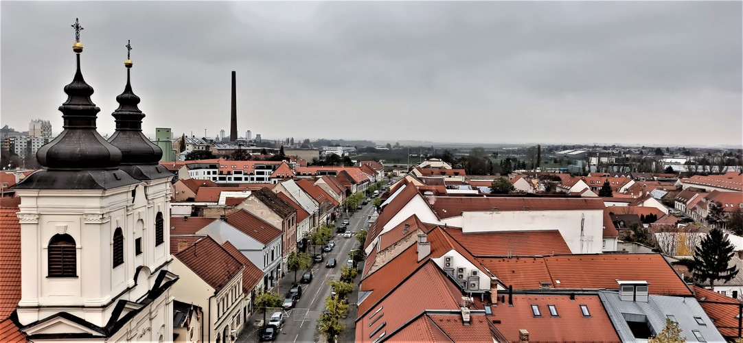 Veže kostola a výhlad na Trnavu.