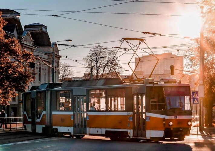 Električka v slnku 