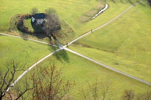 na rázcestí