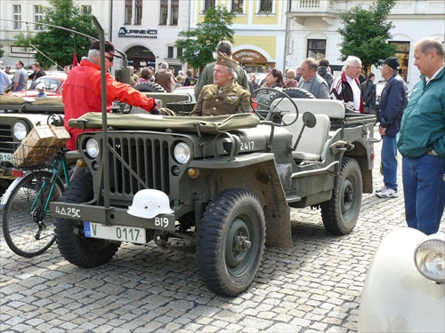 nejaky vojensky jeep