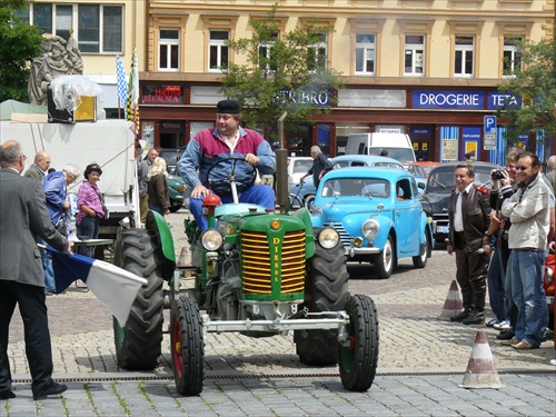 ide traktor ,je to ZETOR