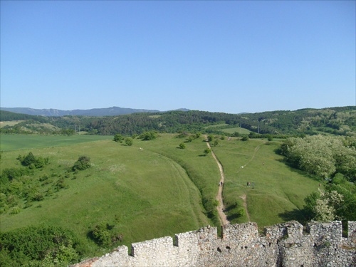 lúka pod hradom