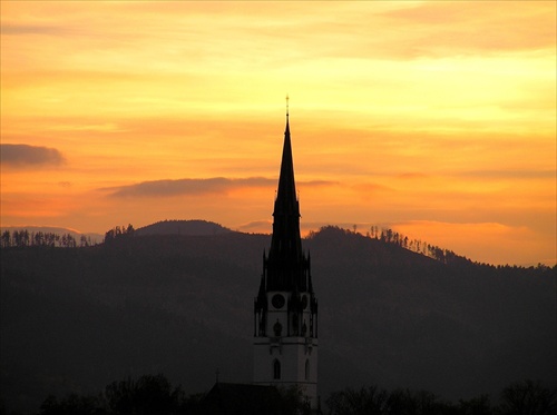 Najvyššia pri západe slnka