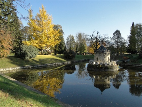 ginko a kamenná veža