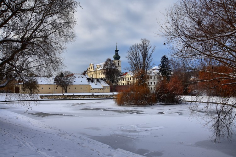 Popri zamrznutom jazierku 