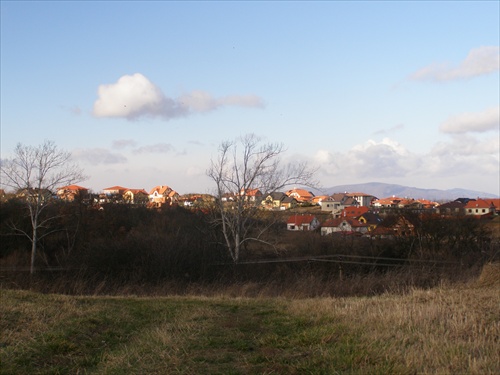 Dedinka v údolí, malé domčeky...