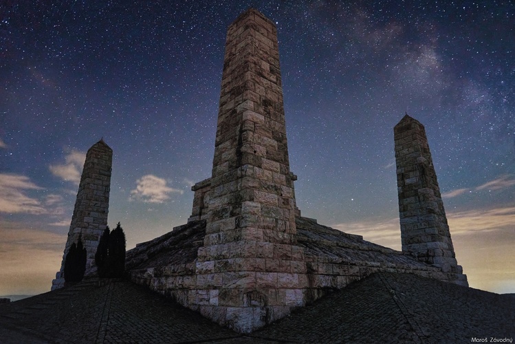 Mohyla M. R. Štefánika s kúskom Mliečnej dráhy 🌌