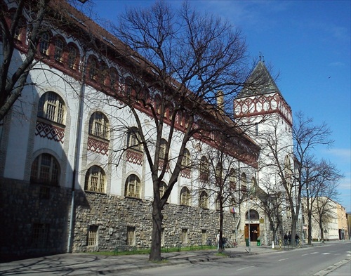 Gymnázium M. M. Hodžu