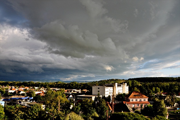 mraky nad Lučencom