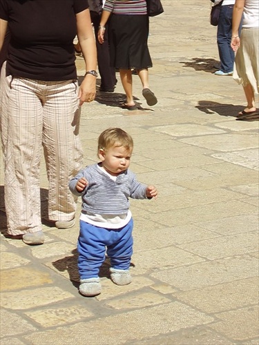 Malý turista pri Božom hrobe