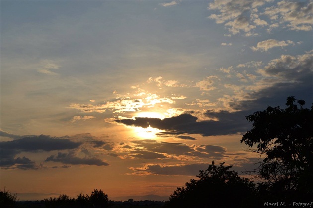 Západ slnka nad dedinou