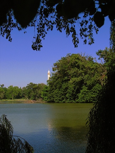 Minaret z diaľky