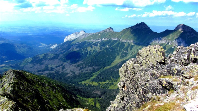 Výhľad pod vrcholom Jahňacieho štítu na Belianske Tatry