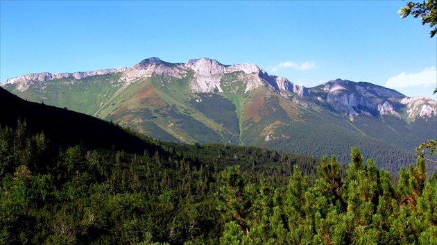 Výhľad na Belianske Tatry z Doliny Zeleného plesa