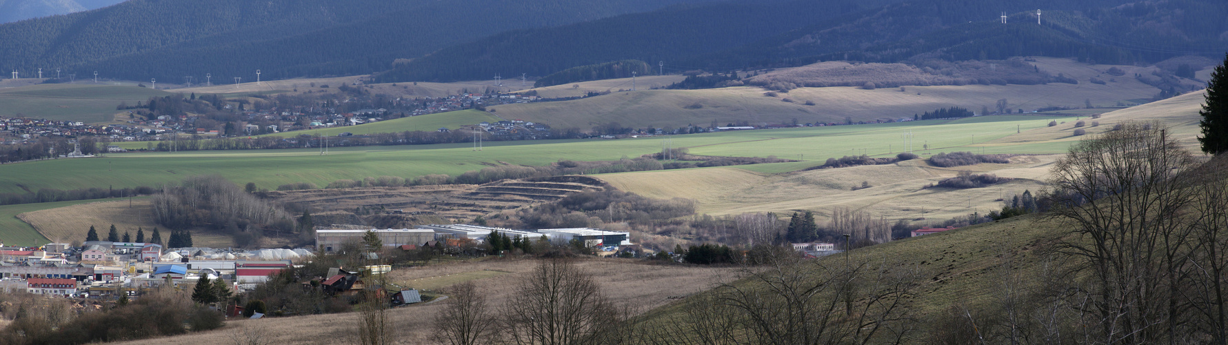 Panoráma - ružomberská tehelňa a polia pri Ludrovej