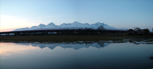 Vysoké Tatry v kaluži.