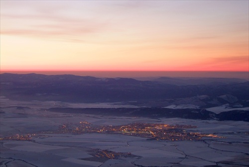 Poprad za súmraku.