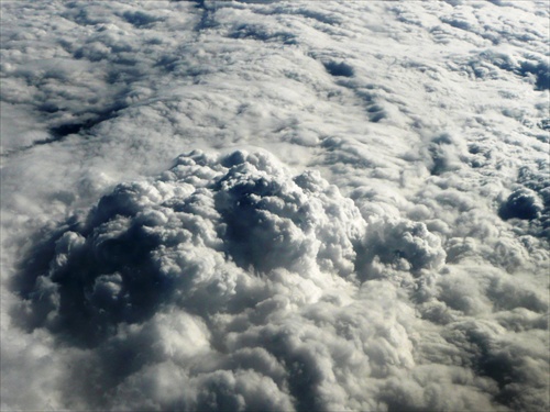 Let nad oblakmi