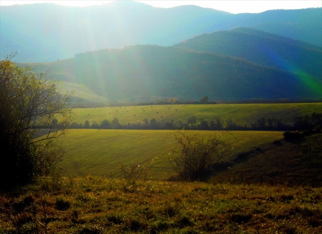 žiara nad poliami