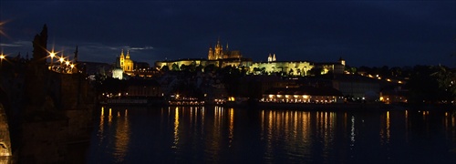 V žiari reflektorov