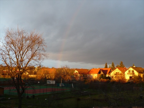 slnéčný lúč pod zamračenou oblohou