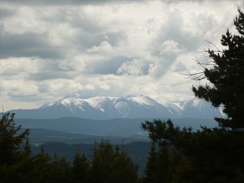 Z Haligovských skál pohľad na Tatry