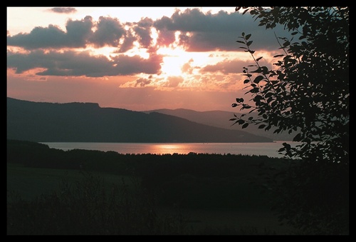 Večer nad priehradou