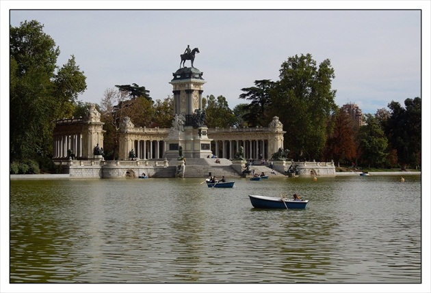 Madrid - Pargue del Retiro – Monument Alfonza XII.