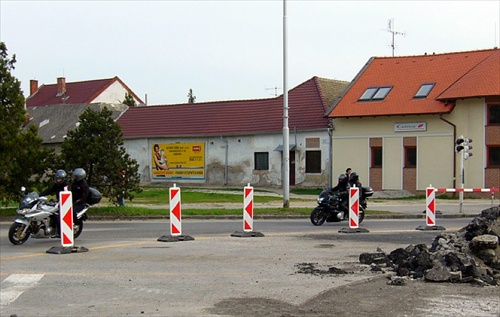 motorky na križovatke