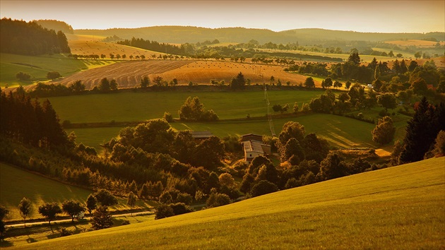 Letný podvečer nad krajinou