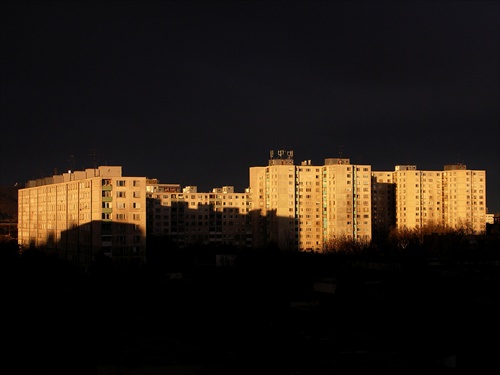 Východ slnka na sídlisku v Petržalke